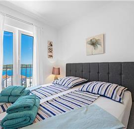 2 bedroom apartment with pool in Okrug Gornji on Ciovo Island, sleeps 6